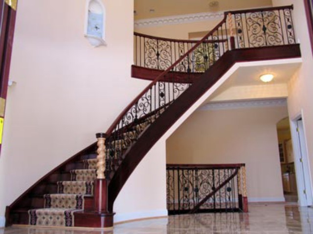 Curved - Maple Handrail Matte Blk Panel Ballustrade